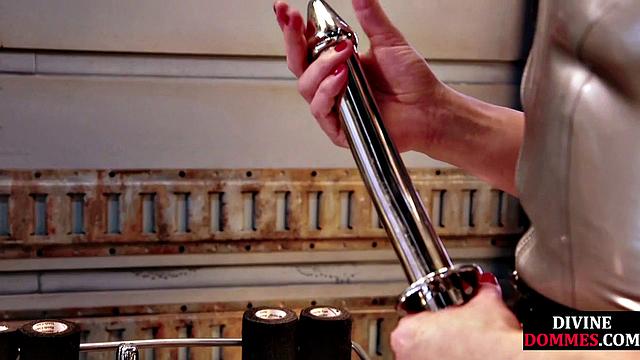 Строгая зрелая дама сажает на лицо и потом достает игрушки - а ведь мог просто сказать "нет"!