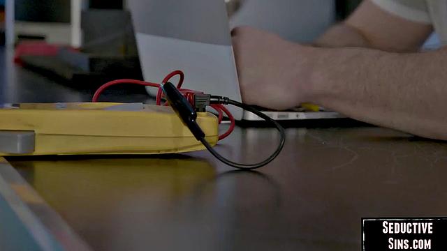 Блондинистая мамка с большой жопой устроила горячий секс с любовником, чтоб муж не услышал шум за стенкой.