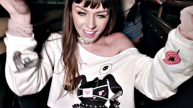 татуированная малышка в шортах устроила бойфренду весёлое трио на природе