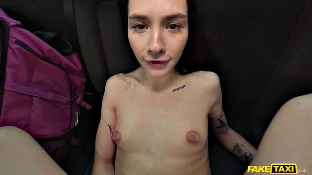 откинувшаяся из тюрьмы сразу сосет и трахается в такси