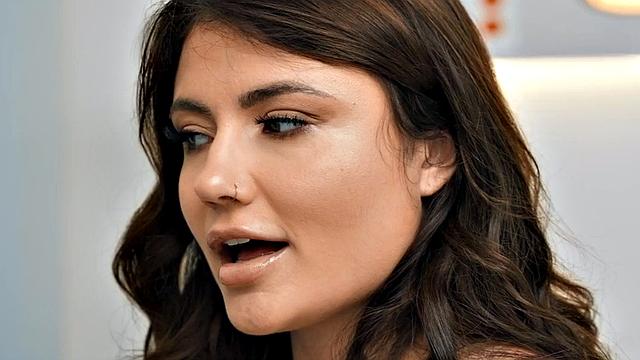 Пышногрудая медсестра с тату катается на лице подруги и вылизывает сочную киску