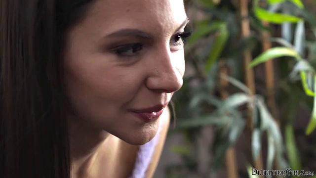 Girls Left Alone - S2:E4