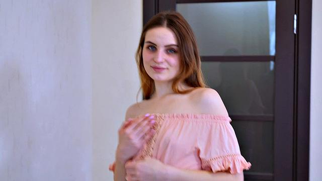 эмма раздвигает ноги и дрочит свою волосатую киску