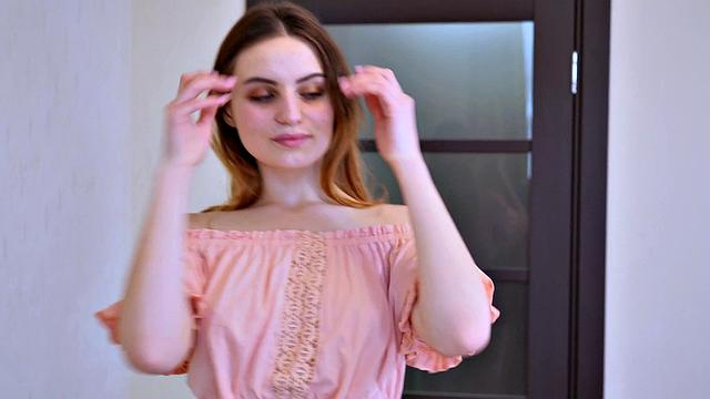 эмма раздвигает ноги и дрочит свою волосатую киску