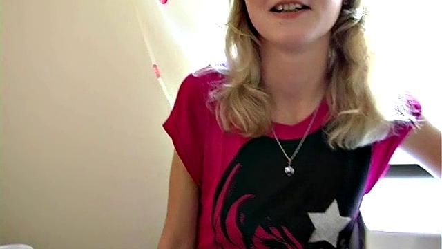 Каллисто раздевается на кухне, сосёт и получает жаркий трах