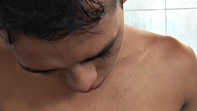 Мануэль и Джошуа: латинский расклад без резины, когда соседей нет дома.