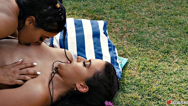 Лола и Ариана соблазняют туриста горячим лесбийским сексом прямо на солнце, а его вещи обыскивает подруга дома - интрига на полную!