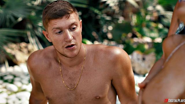 Лола и Ариана соблазняют туриста горячим лесбийским сексом прямо на солнце, а его вещи обыскивает подруга дома - интрига на полную!