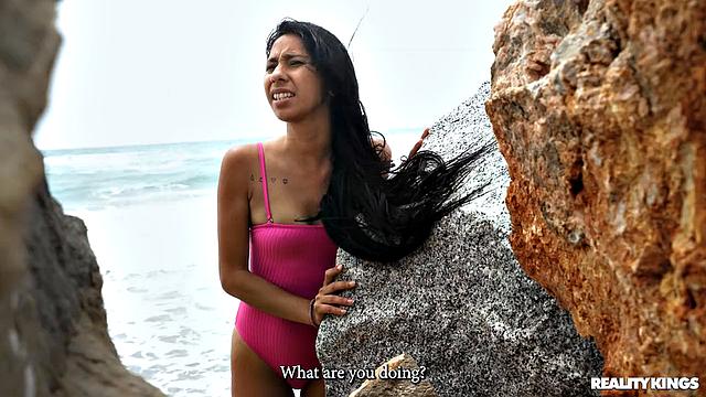 Пока девушка дремлет, Jordi El Nino Polla теряется в киске Anastasia Brokelyn на пляже и ловко маскирует свою измену.