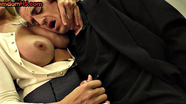 властная начальница дрочит подчинённому в офисе