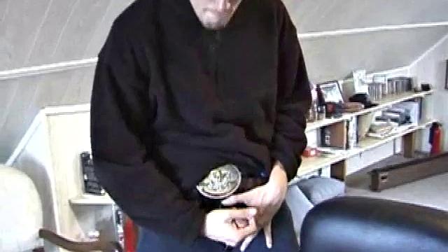 После встречи с одноклассницами Джонатан возбудился и не теряет времени - достаёт член, включает порно и начинает дрочить.
