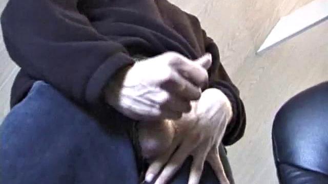 После встречи с одноклассницами Джонатан возбудился и не теряет времени - достаёт член, включает порно и начинает дрочить.