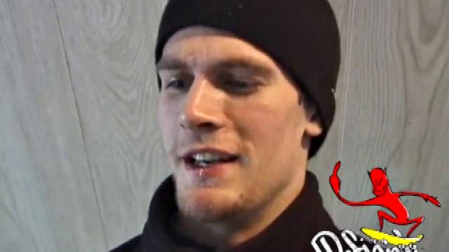 После встречи с одноклассницами Джонатан возбудился и не теряет времени - достаёт член, включает порно и начинает дрочить.