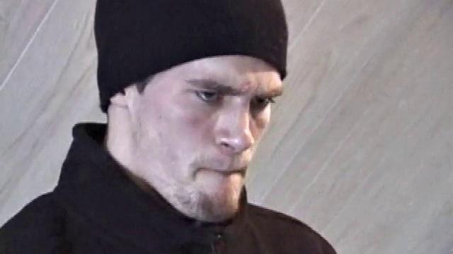 После встречи с одноклассницами Джонатан возбудился и не теряет времени - достаёт член, включает порно и начинает дрочить.