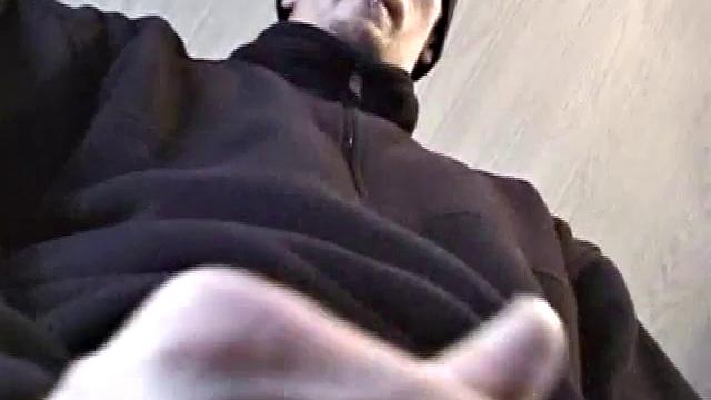 После встречи с одноклассницами Джонатан возбудился и не теряет времени - достаёт член, включает порно и начинает дрочить.