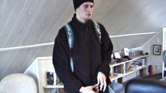 После встречи с одноклассницами Джонатан возбудился и не теряет времени - достаёт член, включает порно и начинает дрочить.