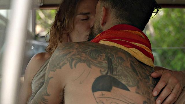 Серф закончился, а жёсткий секс без резинки только начался