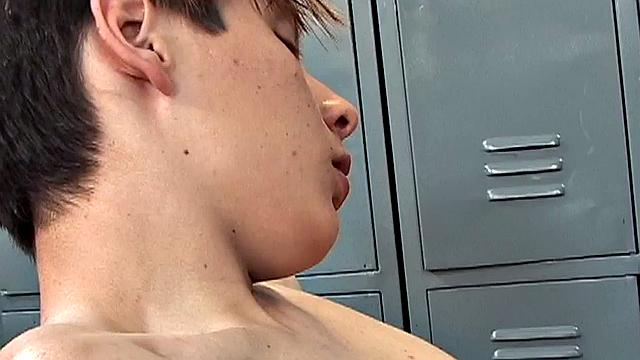 Латиноамериканский спортсмен сдает парню в анал после минета, все по-гейски ярко и страстно.