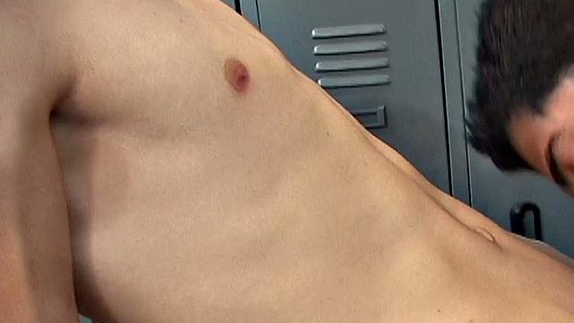 Латиноамериканский спортсмен сдает парню в анал после минета, все по-гейски ярко и страстно.