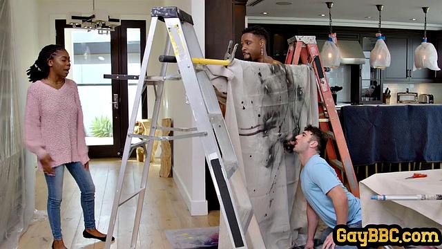 качок-афроамериканец жестко трахает белого парня на ремонте