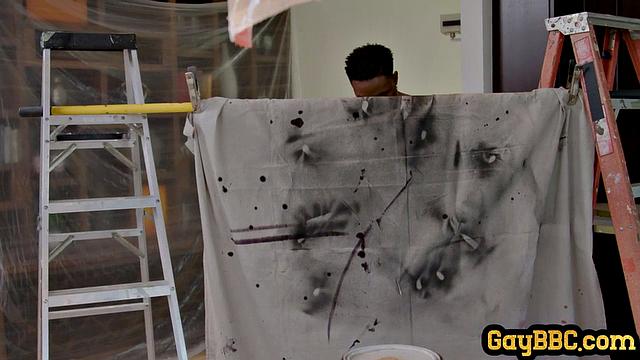 качок-афроамериканец жестко трахает белого парня на ремонте