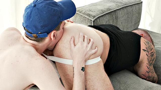 Massive daddybottom assbanged by twink after rimming