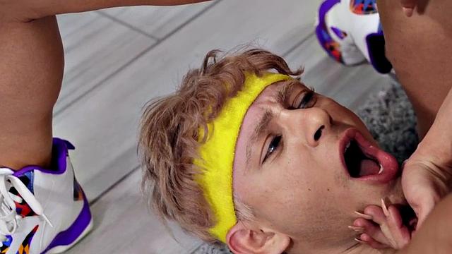 Bisex muscular babe 3some with anal twink