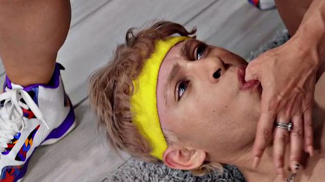 Bisex muscular babe 3some with anal twink