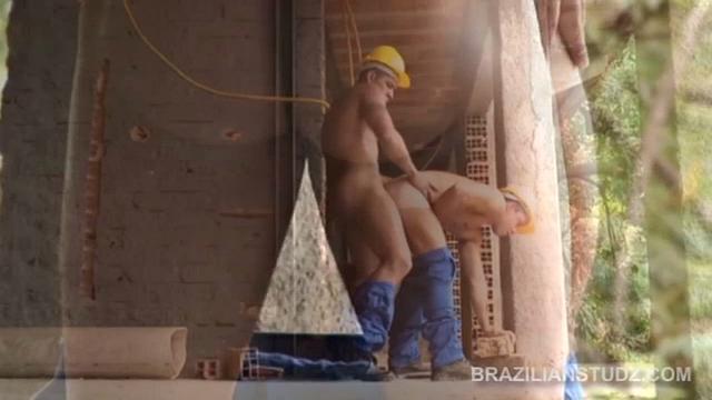 Rafael Reis is not such a good employee. While Henrique Neves is hard at work, he's reading the paper.