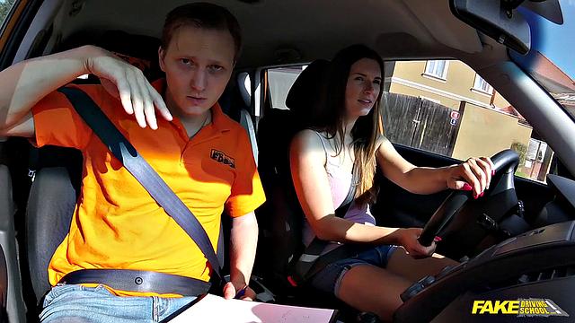 автоинструктор провёл экзамен глубоко в горле и жёстко в машине