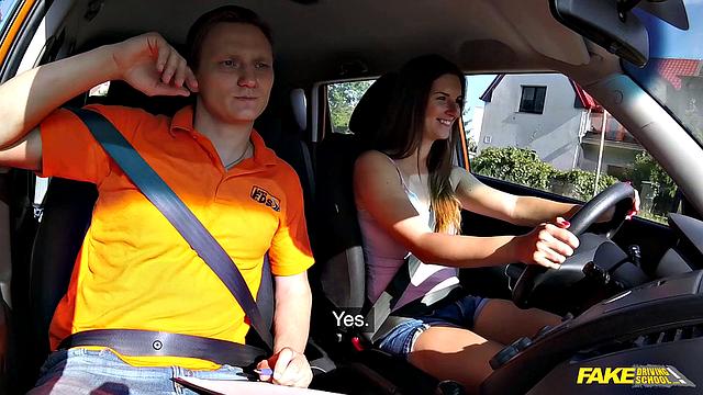 автоинструктор провёл экзамен глубоко в горле и жёстко в машине