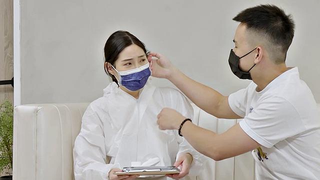 Lucky Guy Fucks Li Er During Quarantine