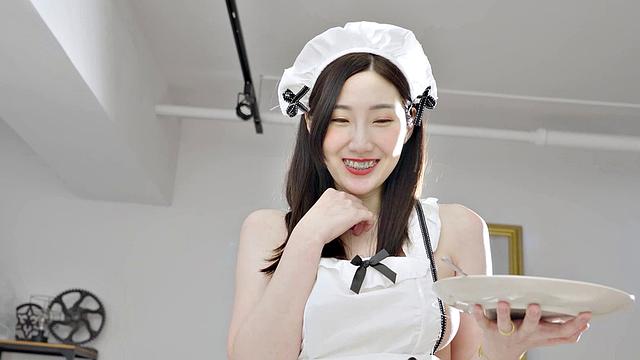 Lucky Guy Fucks Li Er During Quarantine