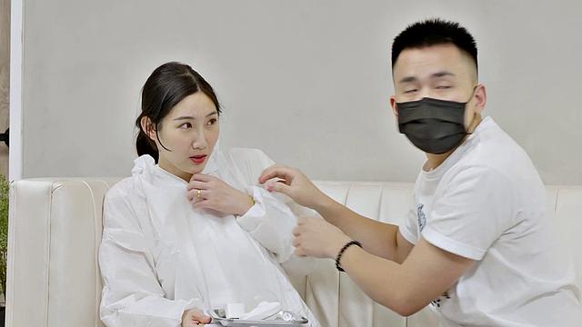 Lucky Guy Fucks Li Er During Quarantine