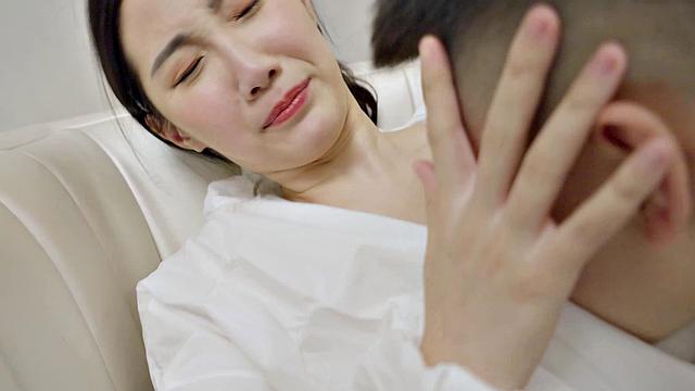 Lucky Guy Fucks Li Er During Quarantine