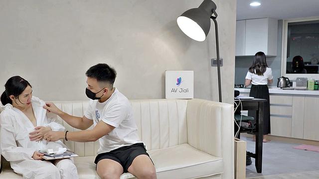 Lucky Guy Fucks Li Er During Quarantine