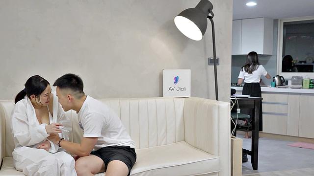 Lucky Guy Fucks Li Er During Quarantine