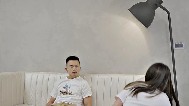 Lucky Guy Fucks Li Er During Quarantine