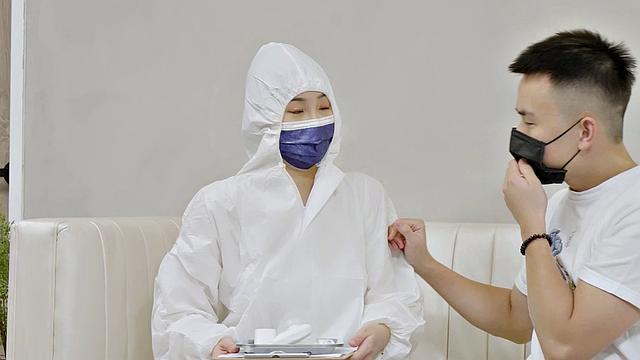 Lucky Guy Fucks Li Er During Quarantine