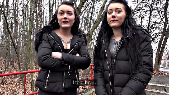 чешская брюнетка Сандра Зи принимает два члена и покрывается спермой на тату