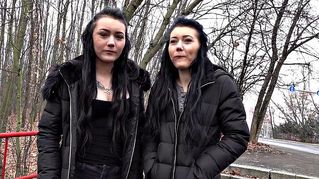 чешская брюнетка Сандра Зи принимает два члена и покрывается спермой на тату