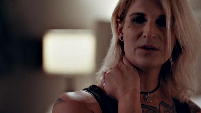 транс-девушка на миссионерском с парнем, жёстко в попку