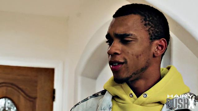 Рыжая с густой киской: трахает и подкалывает парня