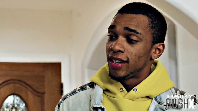 Рыжая с густой киской: трахает и подкалывает парня