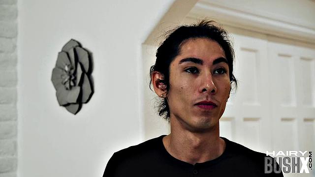 Рыжая с густой киской: трахает и подкалывает парня