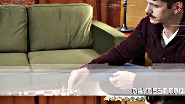 два мужика играют в шахматы и сосут друг другу на столе