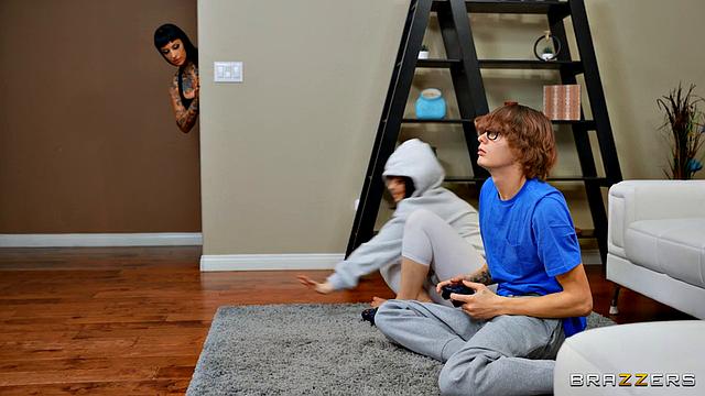 Две подруги и парень устраивают жёсткий трах втроём на кровати