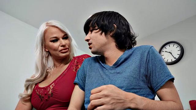 Curvy cougar blowing while pussydrilled by little guy