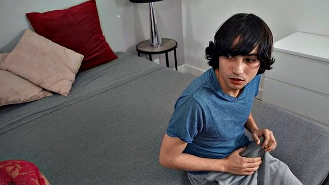 Curvy cougar blowing while pussydrilled by little guy