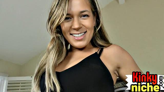 Пышная малышка в чулках скачет на толстом члене